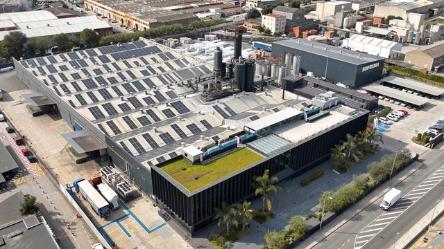 Paneles fotovoltaicos en la planta de producción de Castellbisbal