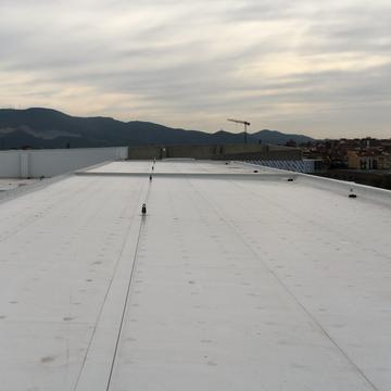 Centro logístico con cubierta reflectante Cool Roof