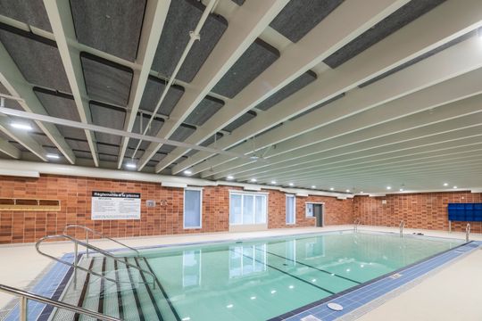 Confort acústico en piscinas cubiertas: cómo reducir la reverberación