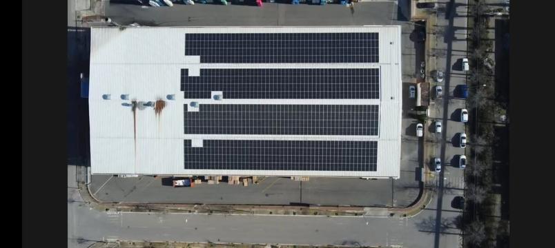 Paneles fotovoltaicos en la planta de producción de geotextiles de Cervera