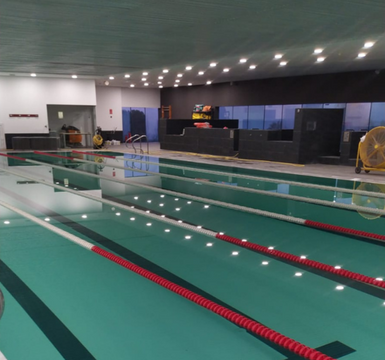 La instalación de la lámina armada SOPREMAPOOL Feeling en piscinas públicas