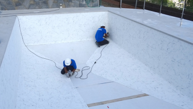 Ventajas de la impermeabilización y el revestimiento de una piscina con lámina armada