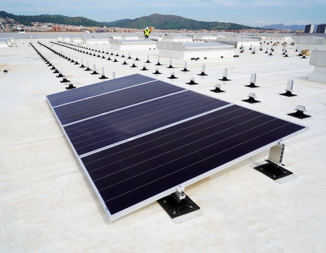 Instalación de paneles solares en cubierta de nave industrial con sistema SopraSolar®