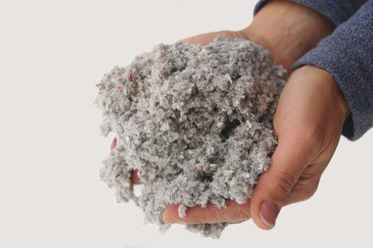 Aislamiento orgánico de fibras de celulosa reciclada